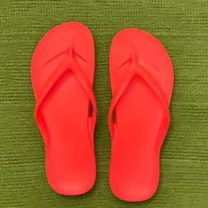 Archie’s arch support flip flops